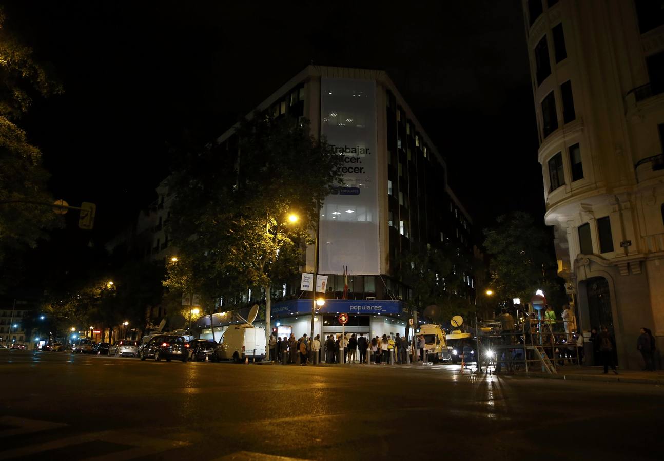 Solo los periodistas esperan a las puertas de Génova 13.