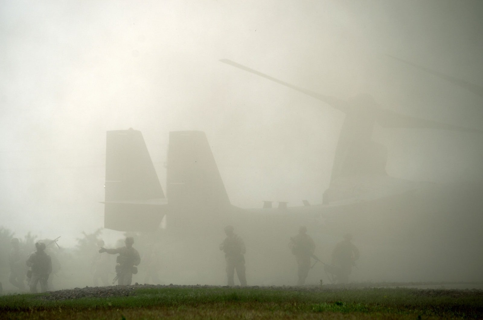 Marines estadounidenses desembarcan desde un avión MV-22B Osprey durante el ejercicio militar "Platinum Águila 15" en las instalaciones de entrenamiento en Babadag, Rumania.