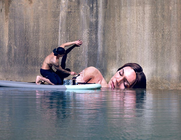 Espectaculares pinturas de mujeres realizadas sobre una tabla de surf