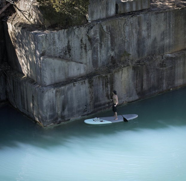 Espectaculares pinturas de mujeres realizadas sobre una tabla de surf