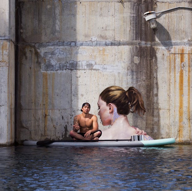 Espectaculares pinturas de mujeres realizadas sobre una tabla de surf