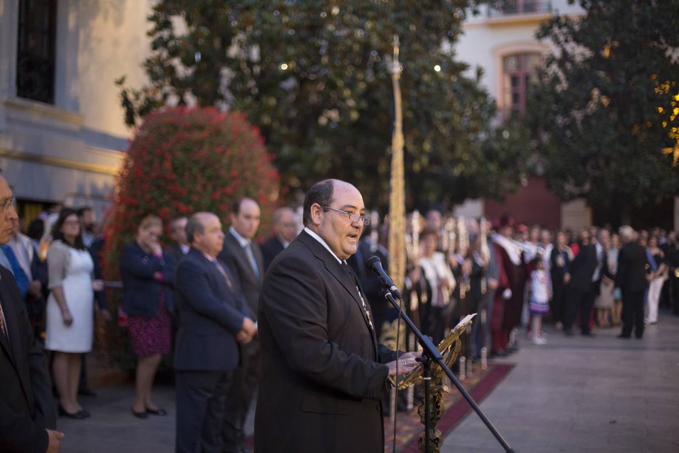 La Virgen de la Amargura, arropada por los granadinos en su traslado a la Catedral