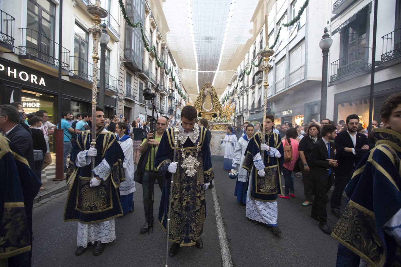 La Virgen de la Amargura, arropada por los granadinos en su traslado a la Catedral