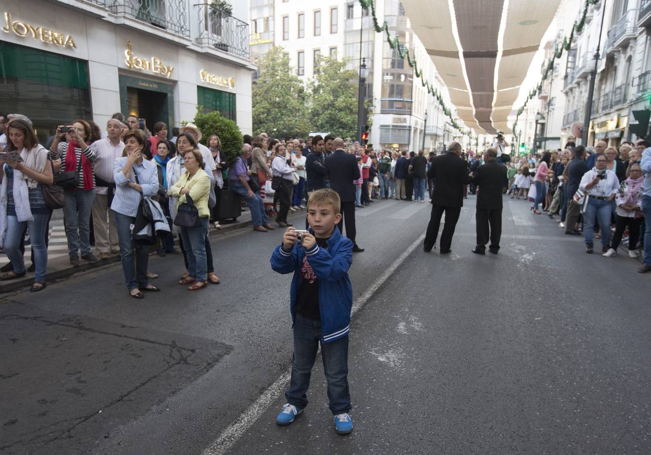 La Virgen de la Amargura, arropada por los granadinos en su traslado a la Catedral