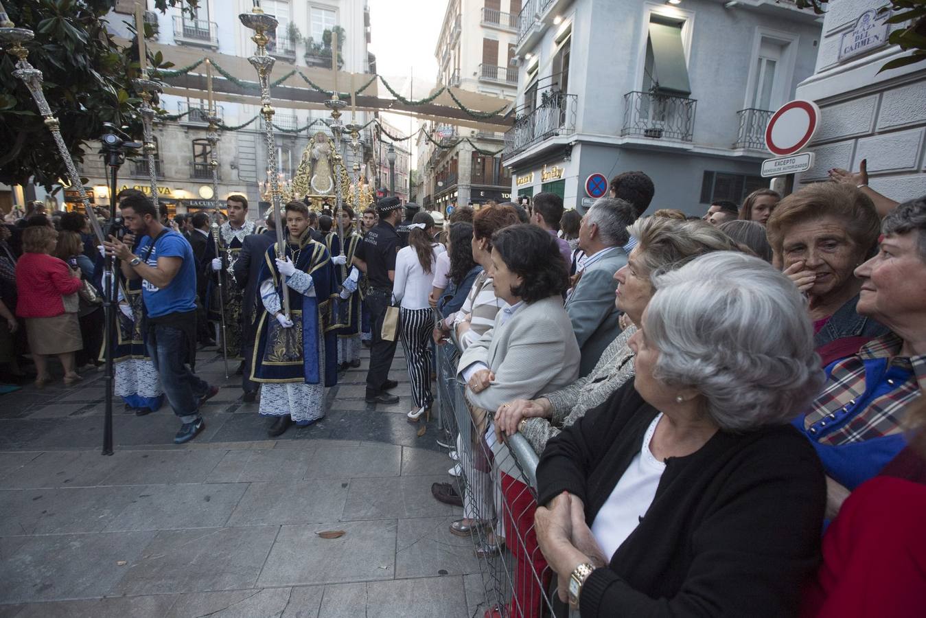 La Virgen de la Amargura, arropada por los granadinos en su traslado a la Catedral