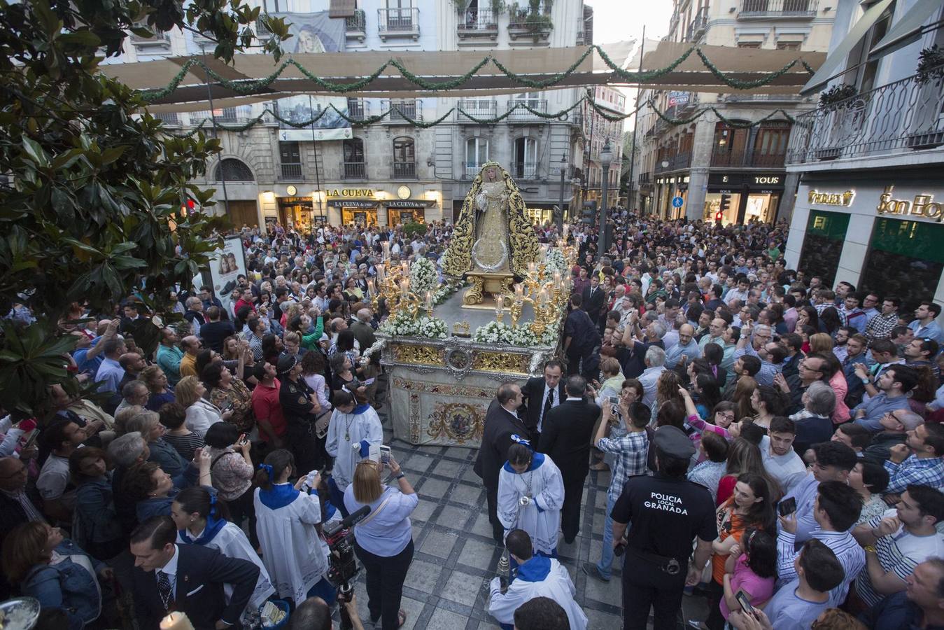 La Virgen de la Amargura, arropada por los granadinos en su traslado a la Catedral