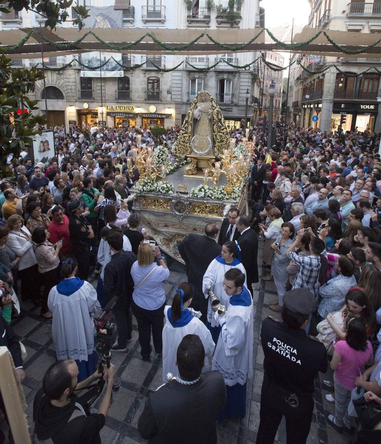 La Virgen de la Amargura, arropada por los granadinos en su traslado a la Catedral