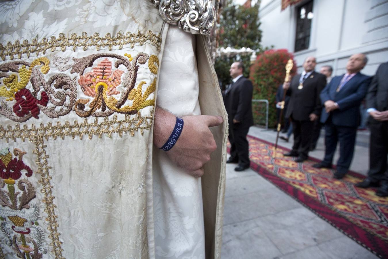 La Virgen de la Amargura, arropada por los granadinos en su traslado a la Catedral
