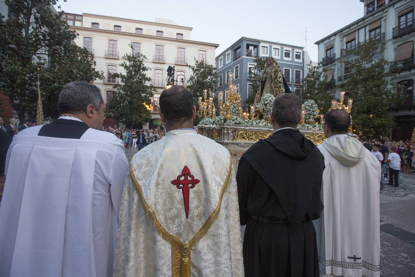 La Virgen de la Amargura, arropada por los granadinos en su traslado a la Catedral