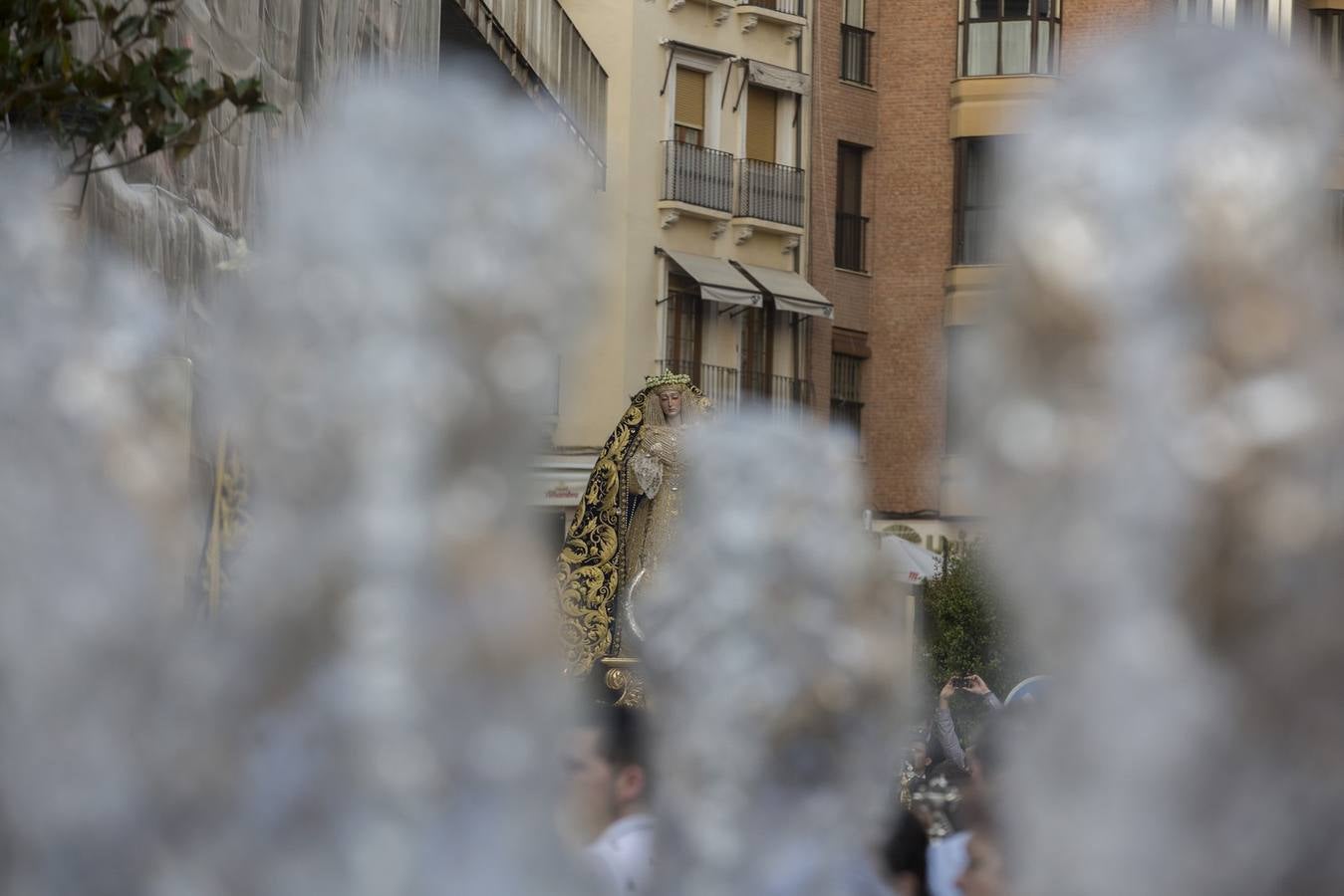 La Virgen de la Amargura, arropada por los granadinos en su traslado a la Catedral