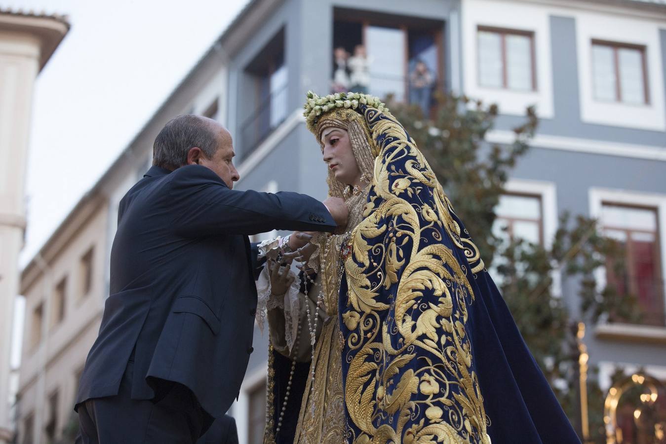 La Virgen de la Amargura, arropada por los granadinos en su traslado a la Catedral