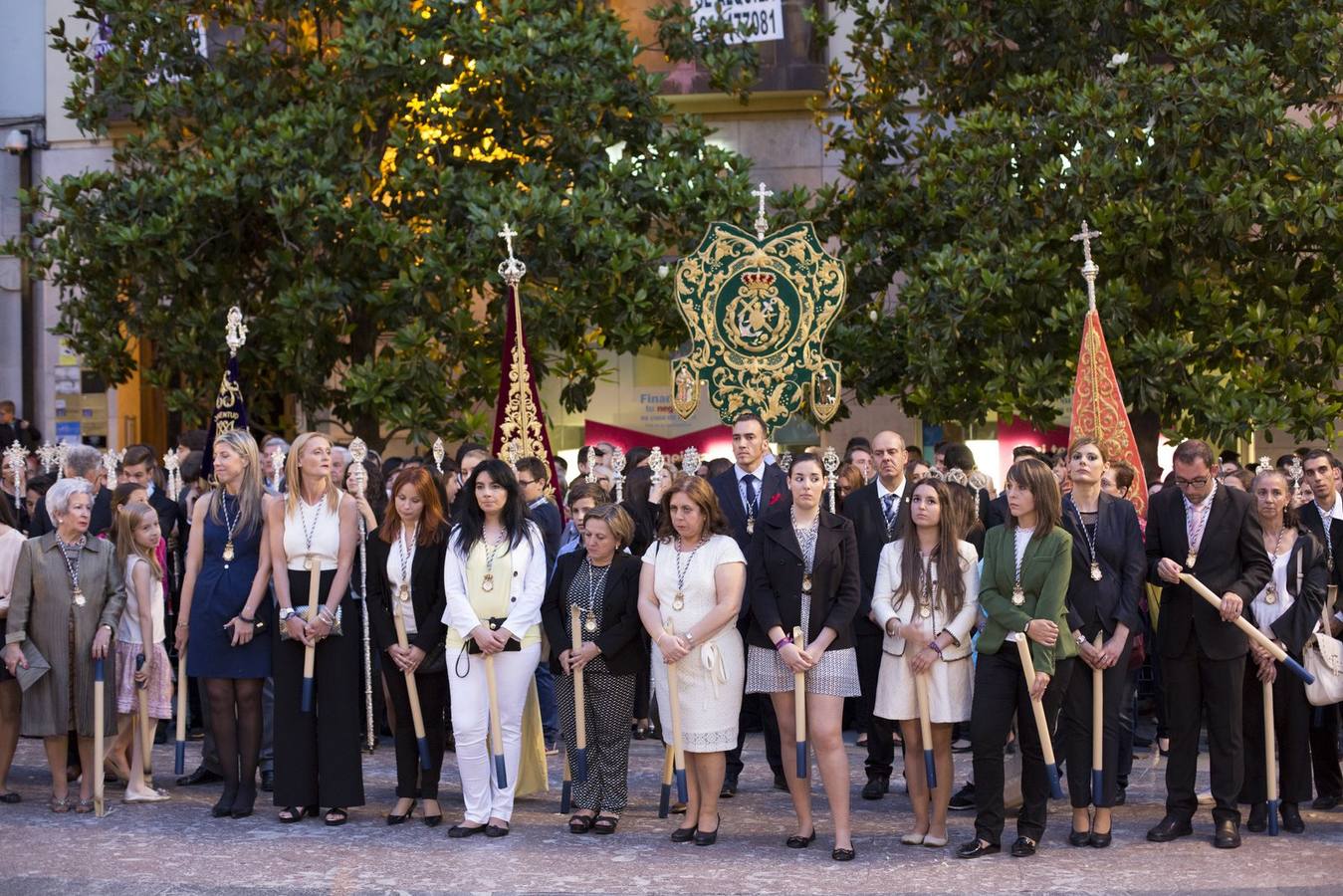 La Virgen de la Amargura, arropada por los granadinos en su traslado a la Catedral