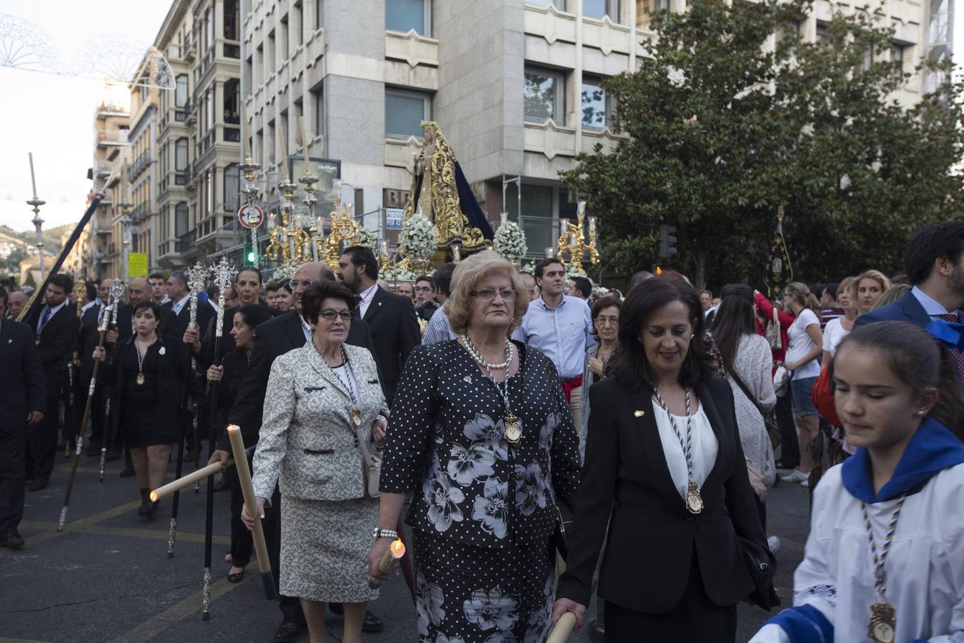 La Virgen de la Amargura, arropada por los granadinos en su traslado a la Catedral