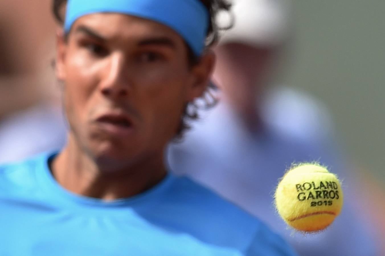  De España Rafael Nadal realiza un retorno a los Estados Unidos Jack Sock en cuarta ronda de sus hombres del Roland Garros 2015 de tenis Roland Garros en París el 1 de junio de 2015.