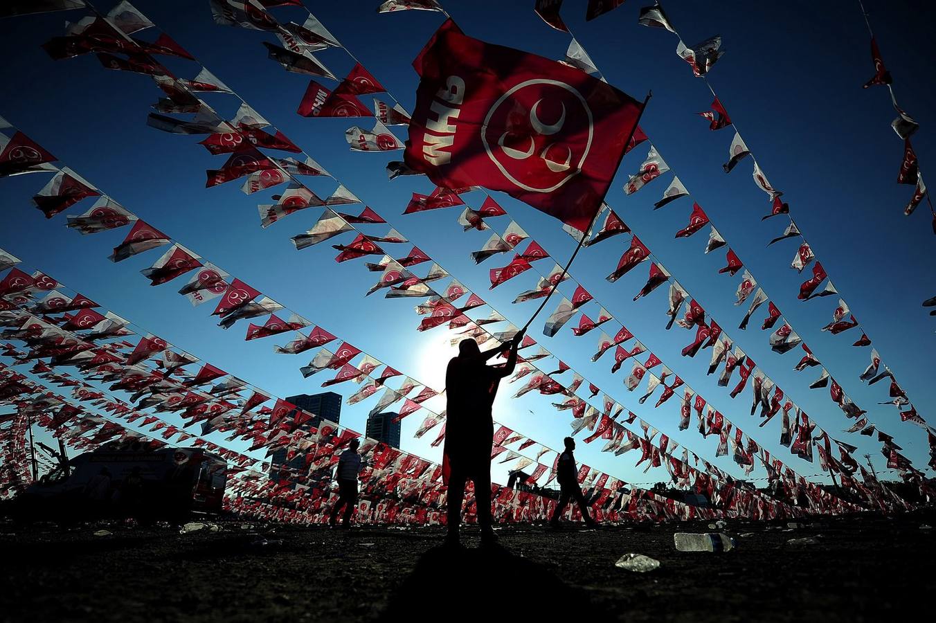 Una mujer agita una bandera del Partido del Movimiento Nacionalista de Turquía (MHP) durante una campaña mitin electoral el 31 de mayo de 2015 a barrio Kazlicesme en Estambul antes de las elecciones generales de 07 de junio. La policía turca reforzaron la seguridad alrededor de la plaza Taksim de Estambul, en el segundo aniversario de las protestas contra el gobierno de masas que sacudieron a la plaza en 2013.