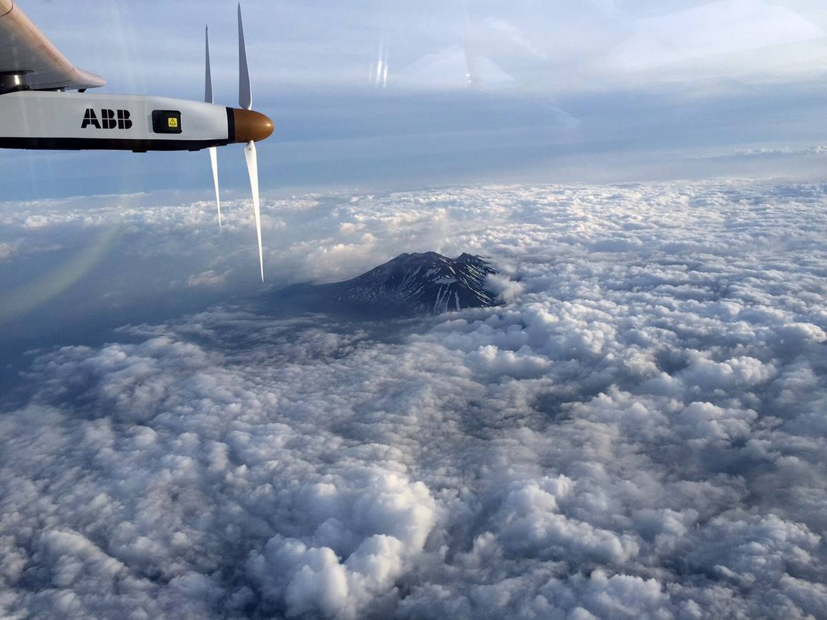 Esta foto tomada por hoja Solar Impulse 2 piloto Andre Borschberg muestra una sección del avión con energía solar.