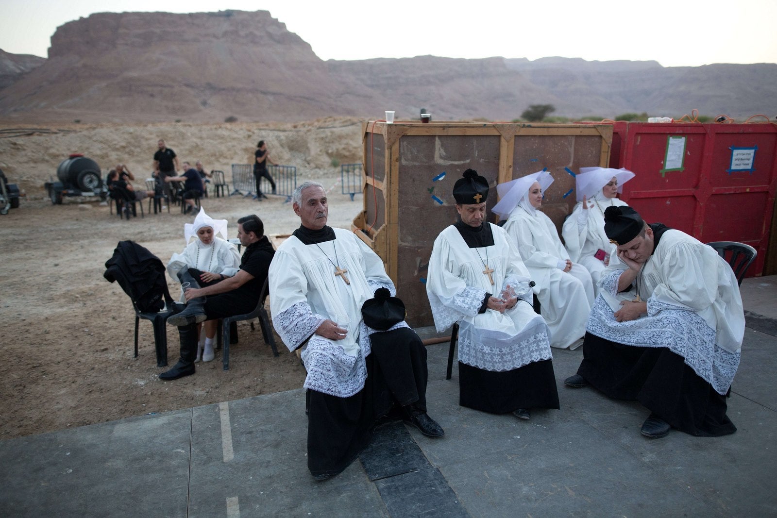 Cantantes y actores esperan detrás del escenario durante un ensayo general de "Tosca" de Giacomo Puccini en la montaña de Masada en el desierto de Judea al sur de Israel.