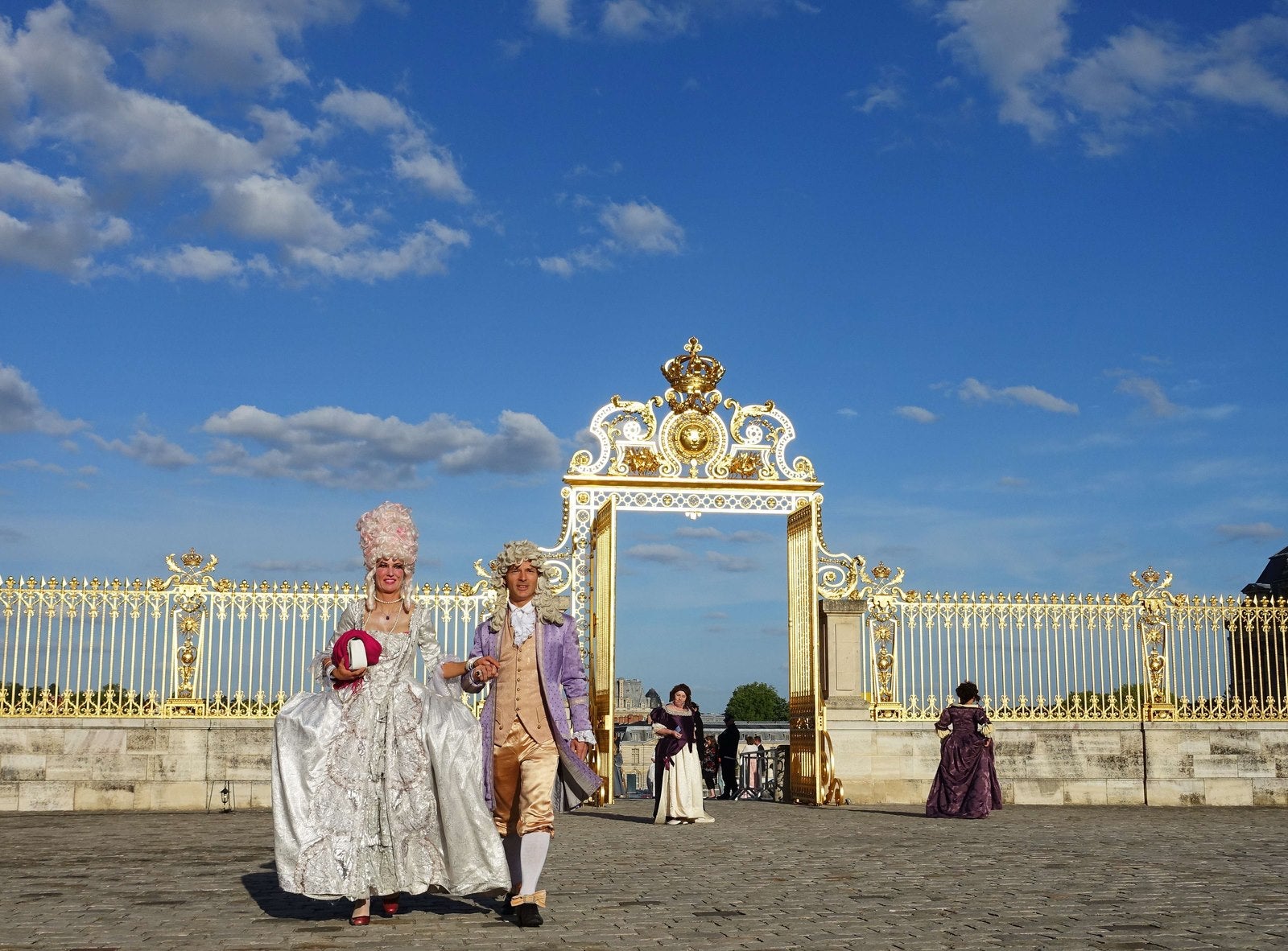 Un grupo de personas vestidas con trajes de época llegan al "Palacio de Versalles"para participar en un festival como parte del Año de Luis XIV.