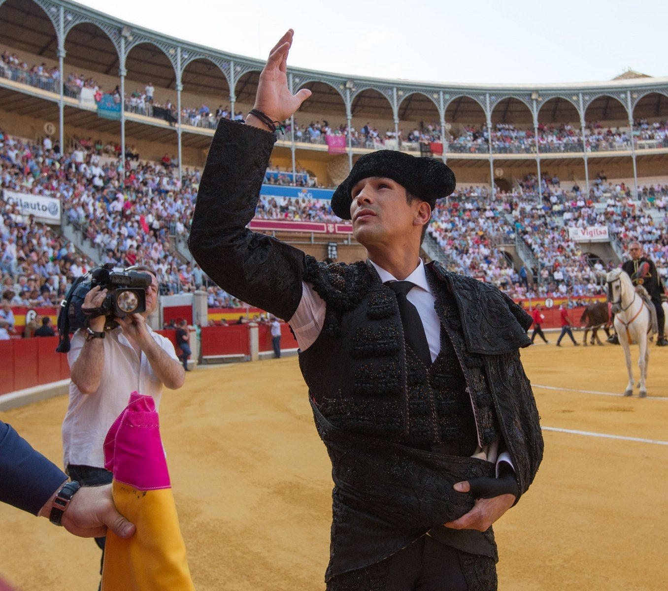 Triunfos de Morante y Talavante y Manzanares, que cae herido, en Granada