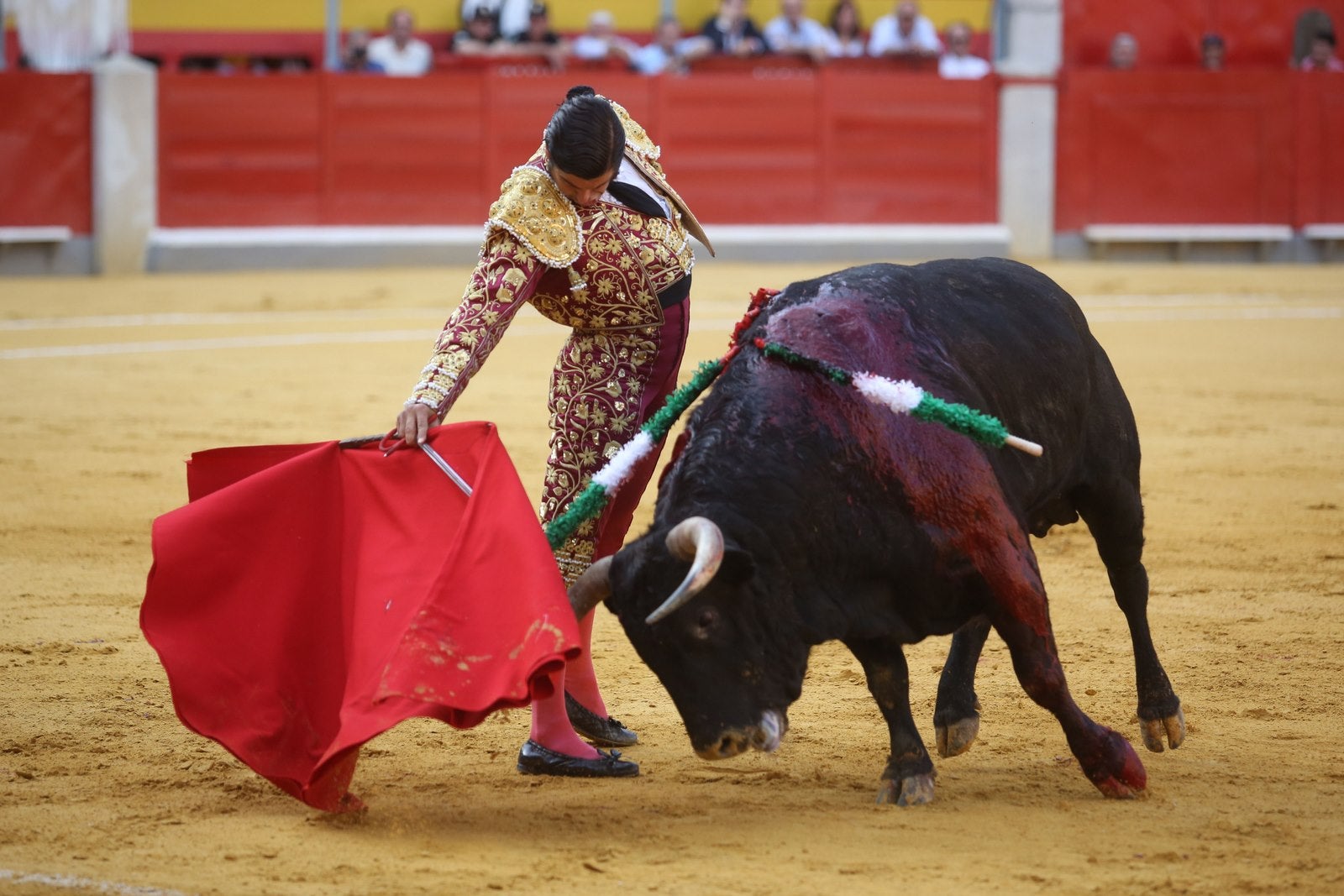 Triunfos de Morante y Talavante y Manzanares, que cae herido, en Granada