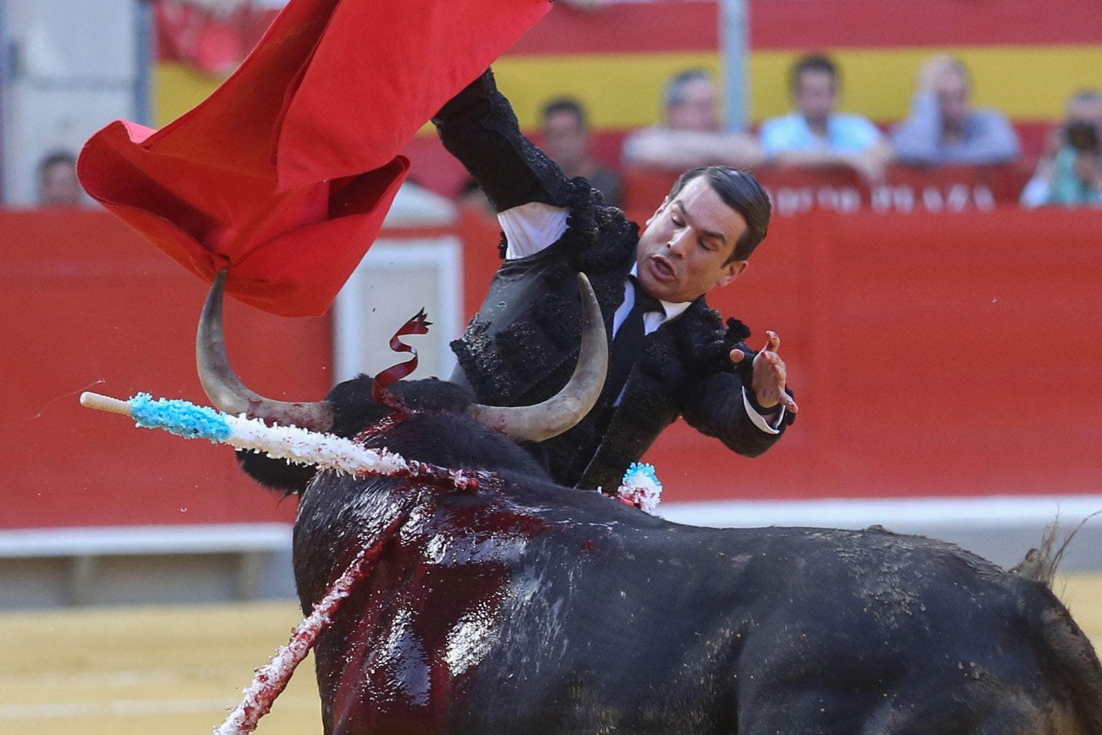 Triunfos de Morante y Talavante y Manzanares, que cae herido, en Granada