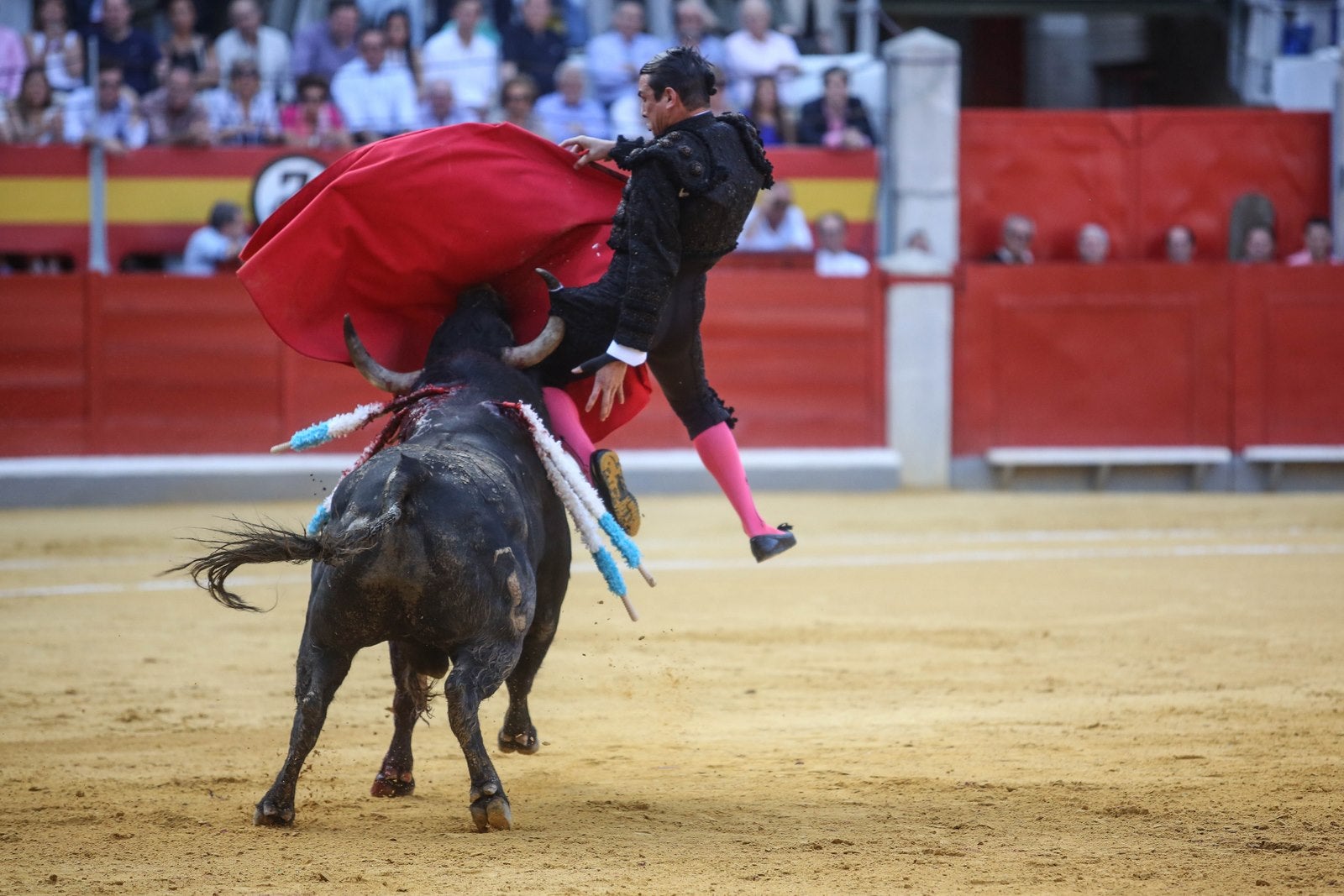 Triunfos de Morante y Talavante y Manzanares, que cae herido, en Granada