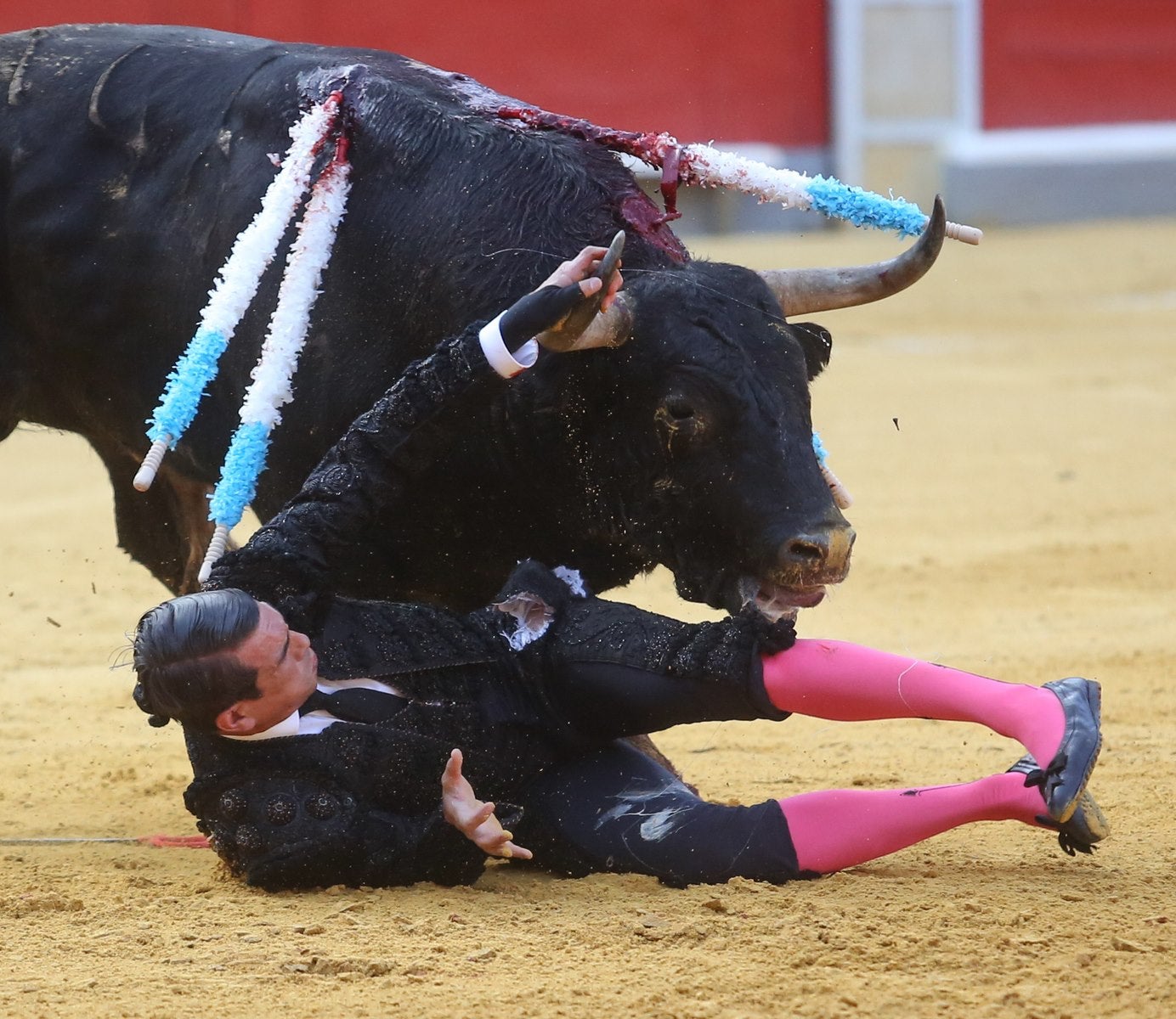 Triunfos de Morante y Talavante y Manzanares, que cae herido, en Granada