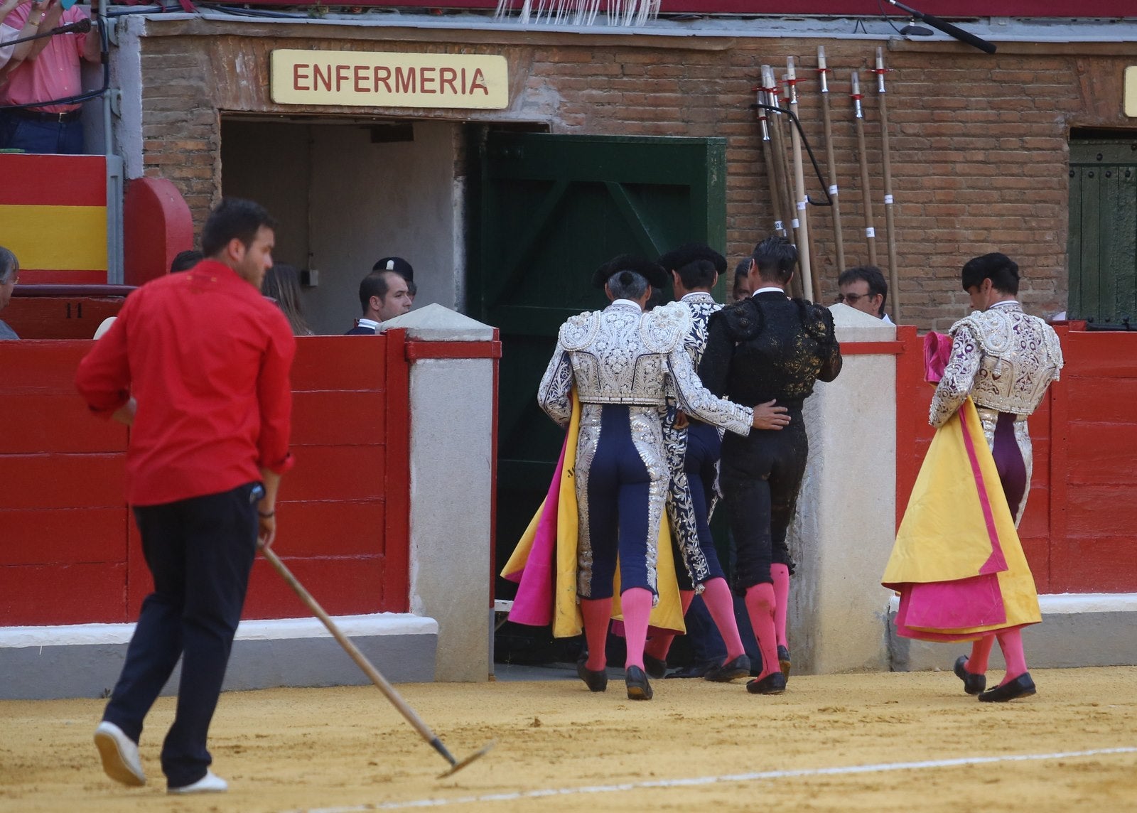 Triunfos de Morante y Talavante y Manzanares, que cae herido, en Granada