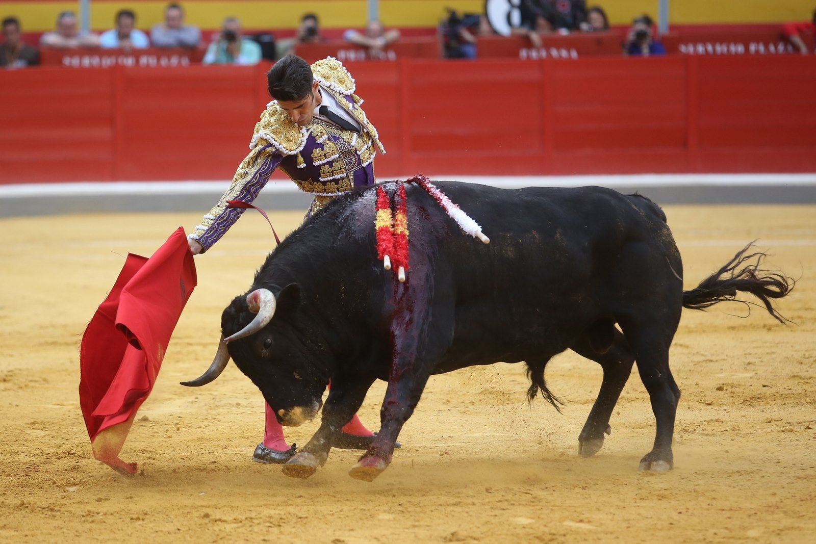 Triunfos de Morante y Talavante y Manzanares, que cae herido, en Granada