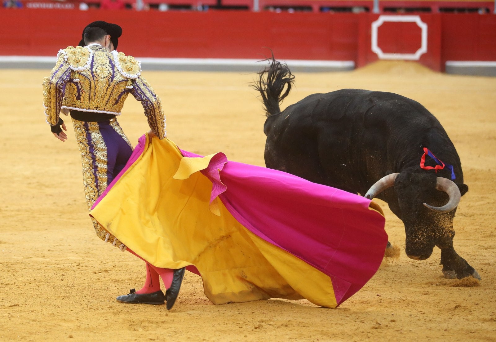 Triunfos de Morante y Talavante y Manzanares, que cae herido, en Granada