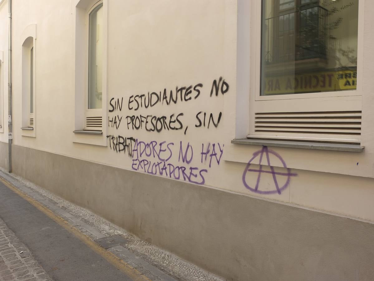 La Hermandad de los Favores denuncia unas pintadas blasfemas