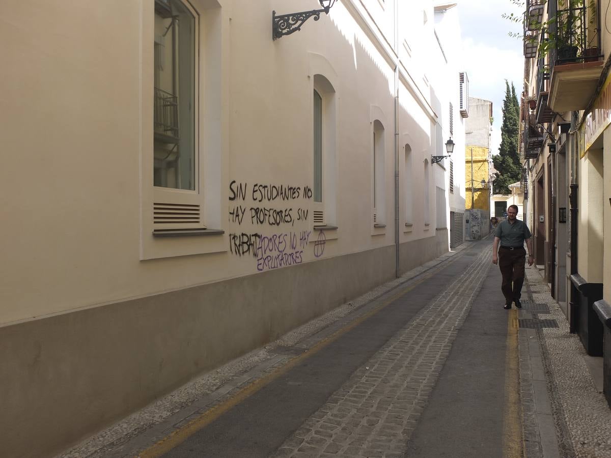 La Hermandad de los Favores denuncia unas pintadas blasfemas