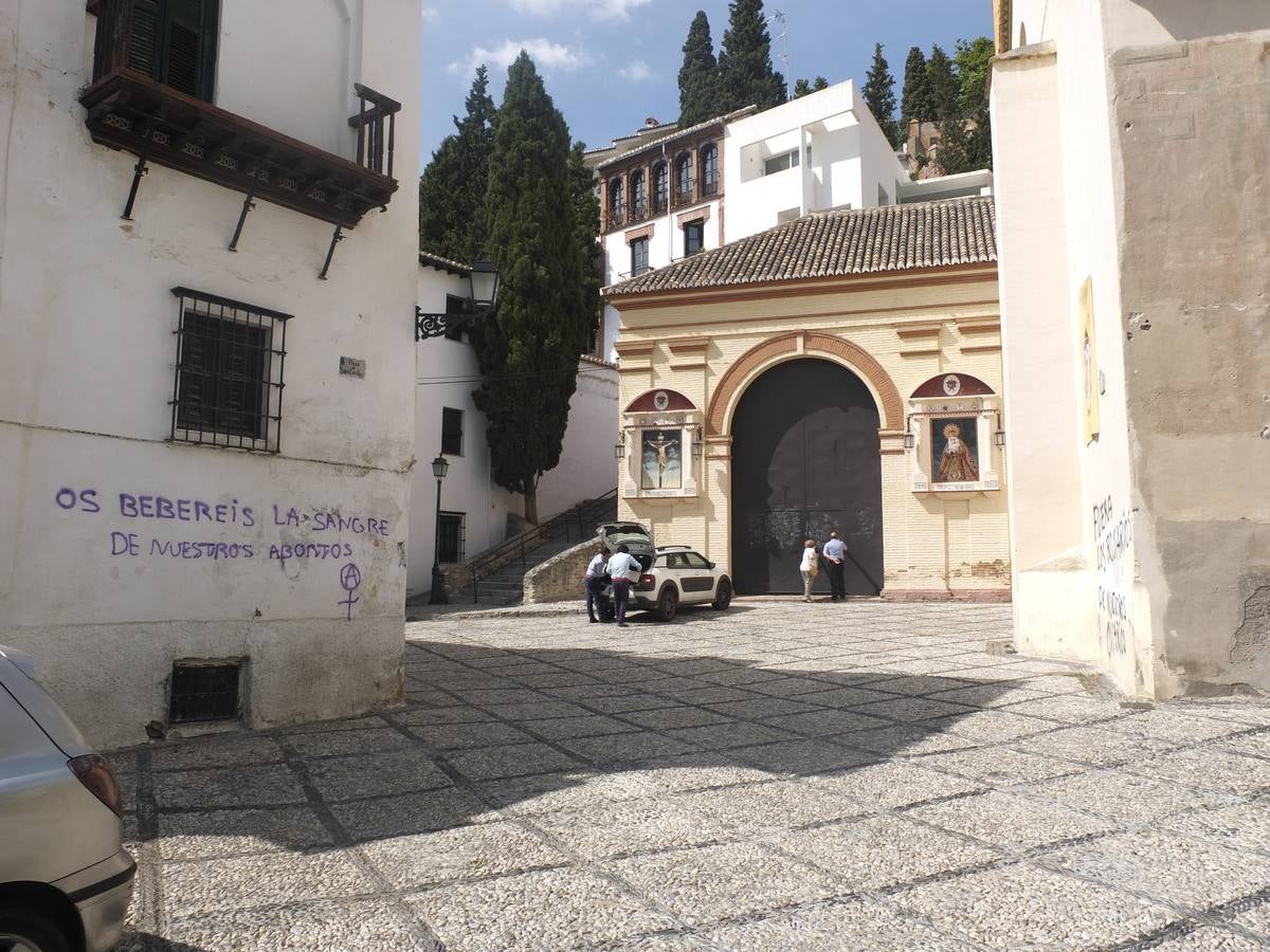 La Hermandad de los Favores denuncia unas pintadas blasfemas