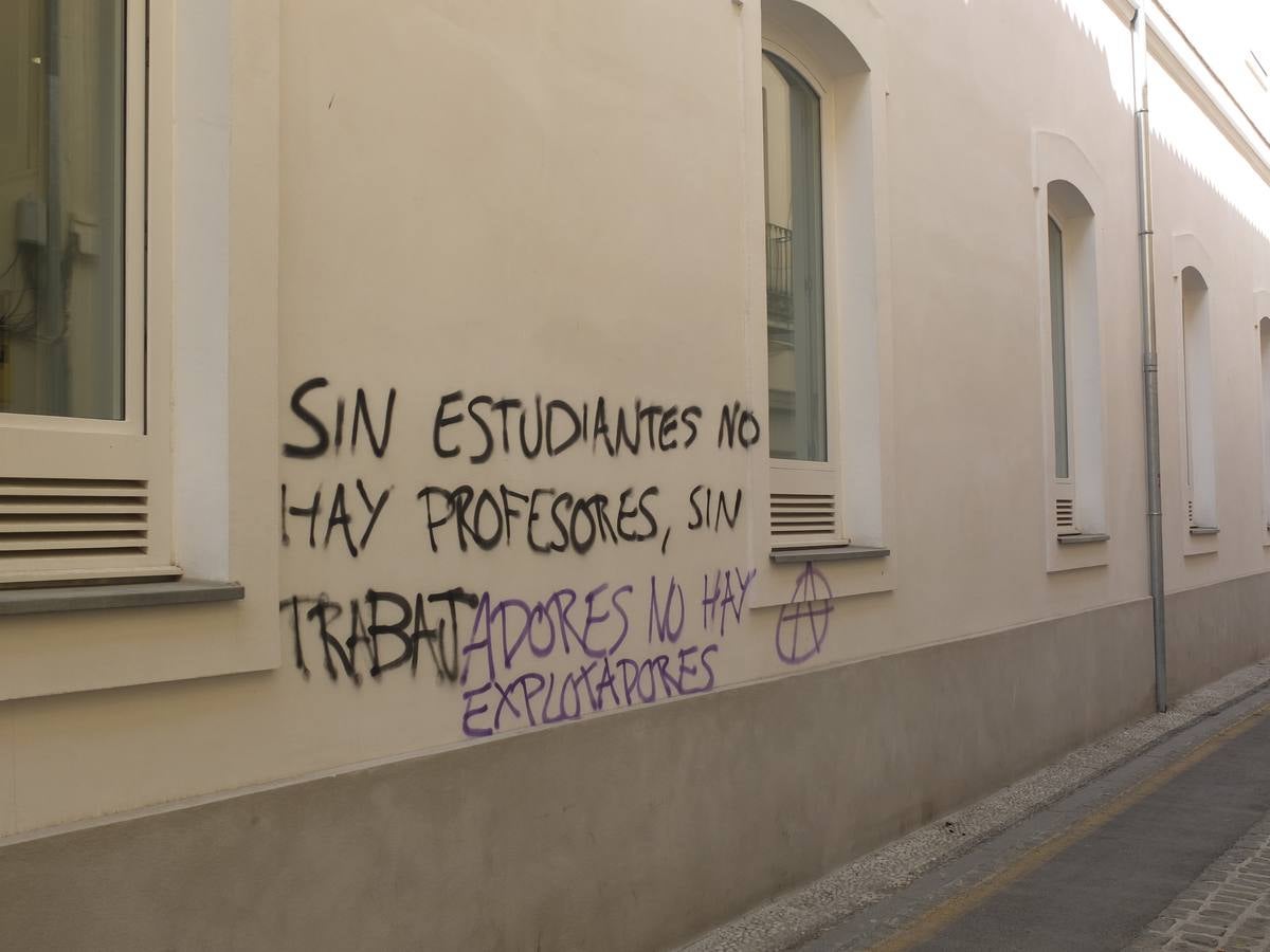 La Hermandad de los Favores denuncia unas pintadas blasfemas