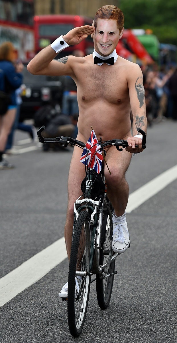 Un ciclista lleva una máscara que representa a El príncipe Harry mientras participa en el Paseo de la bici anual Mundial en el centro de Londres.