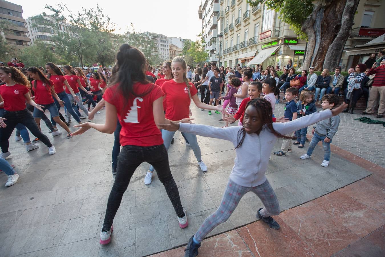 El FEX llena de música y color Granada
