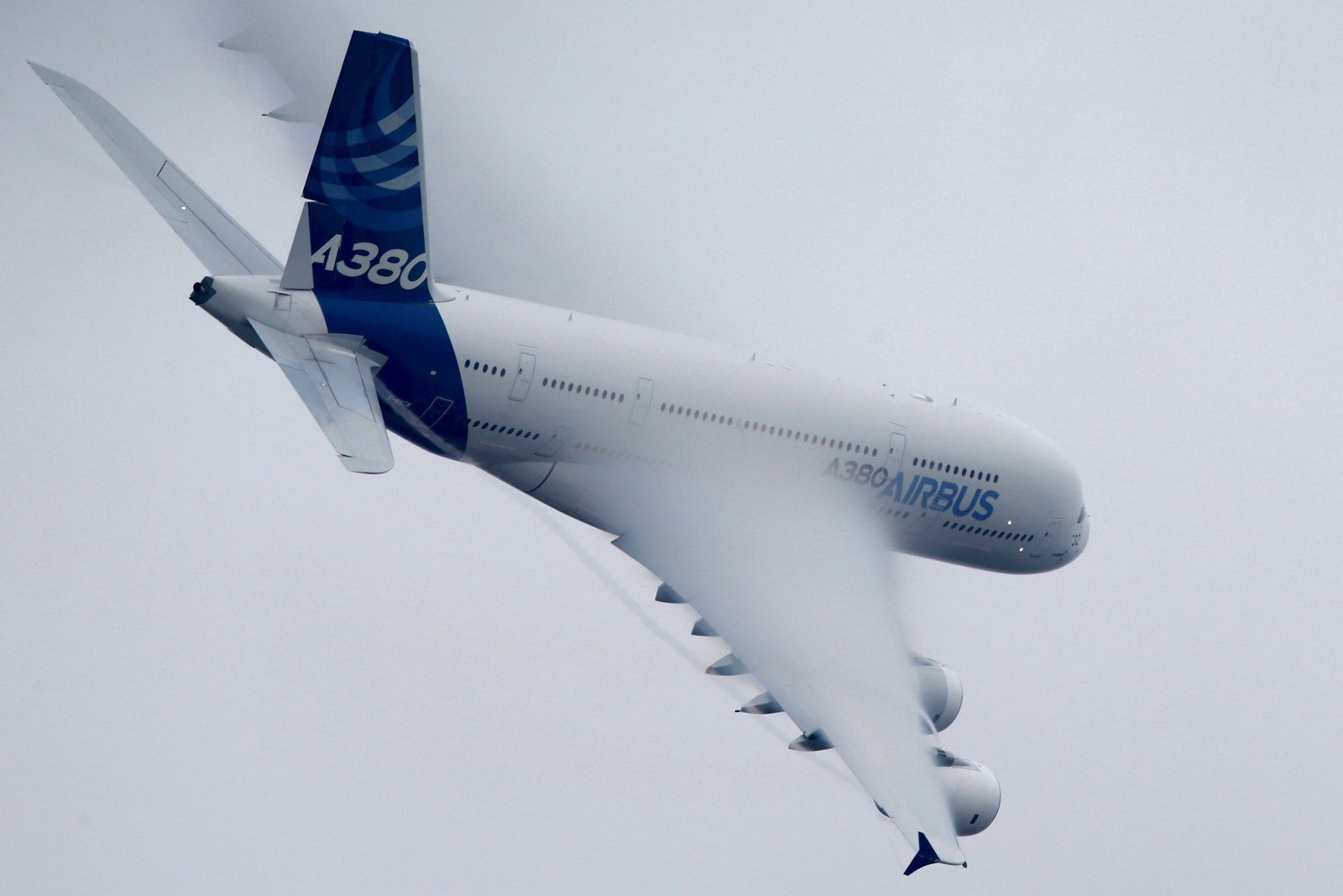 Un Airbus A380, avión de pasajeros más grande del mundo, genera vórtice durante una exhibición de vuelo en el Salón Aeronáutico de París .