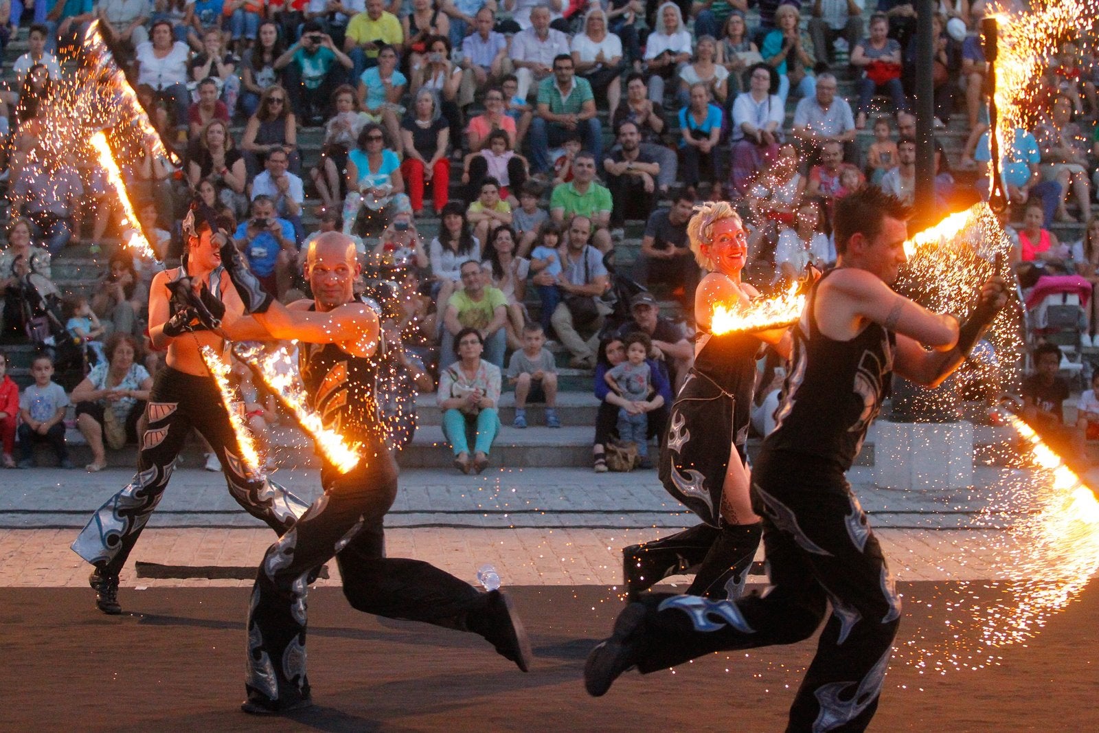 Espectáculo de fuego en el Festival de Extensión
