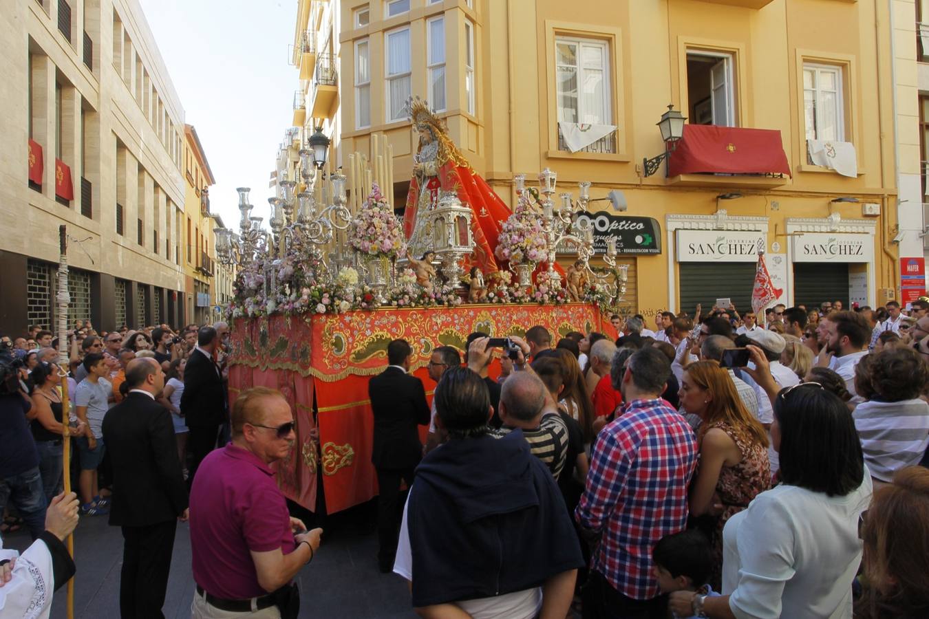 La Virgen del Rosario vuelve a &#039;su&#039; Carrera del Darro