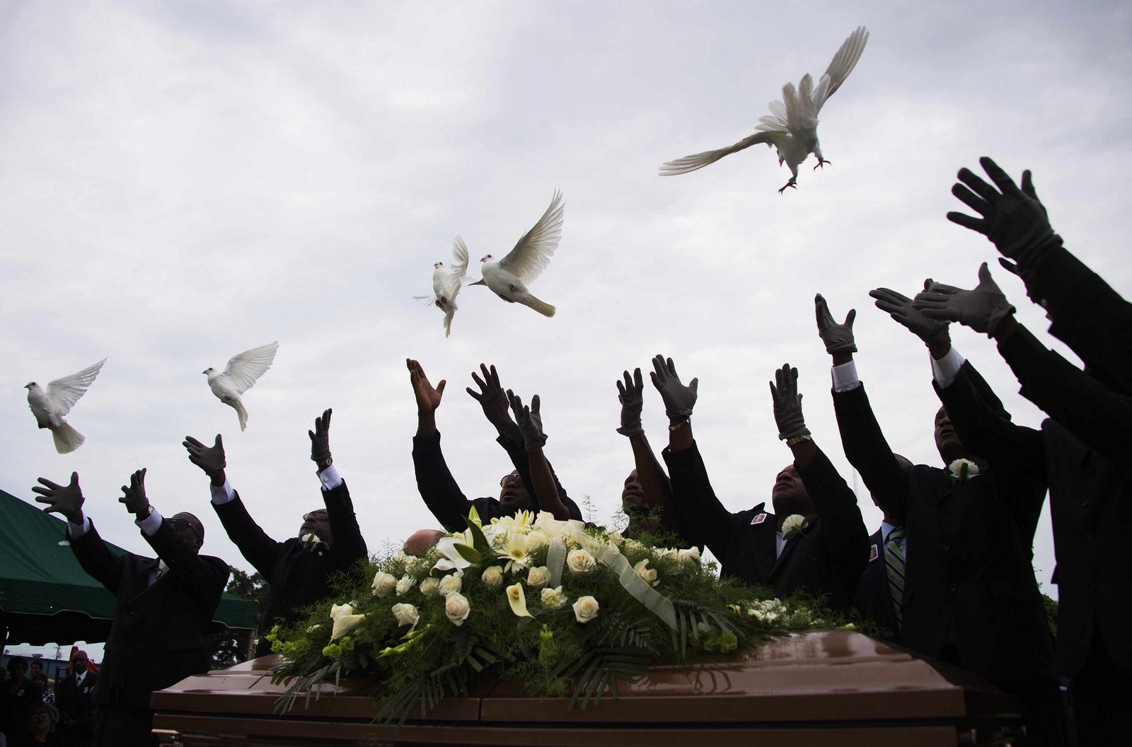 Palomas de liberación sobre un ataúd en la celebración de un entierro en la Iglesia Emanuel AME cementerio en Charleston, Carolina del Sur.