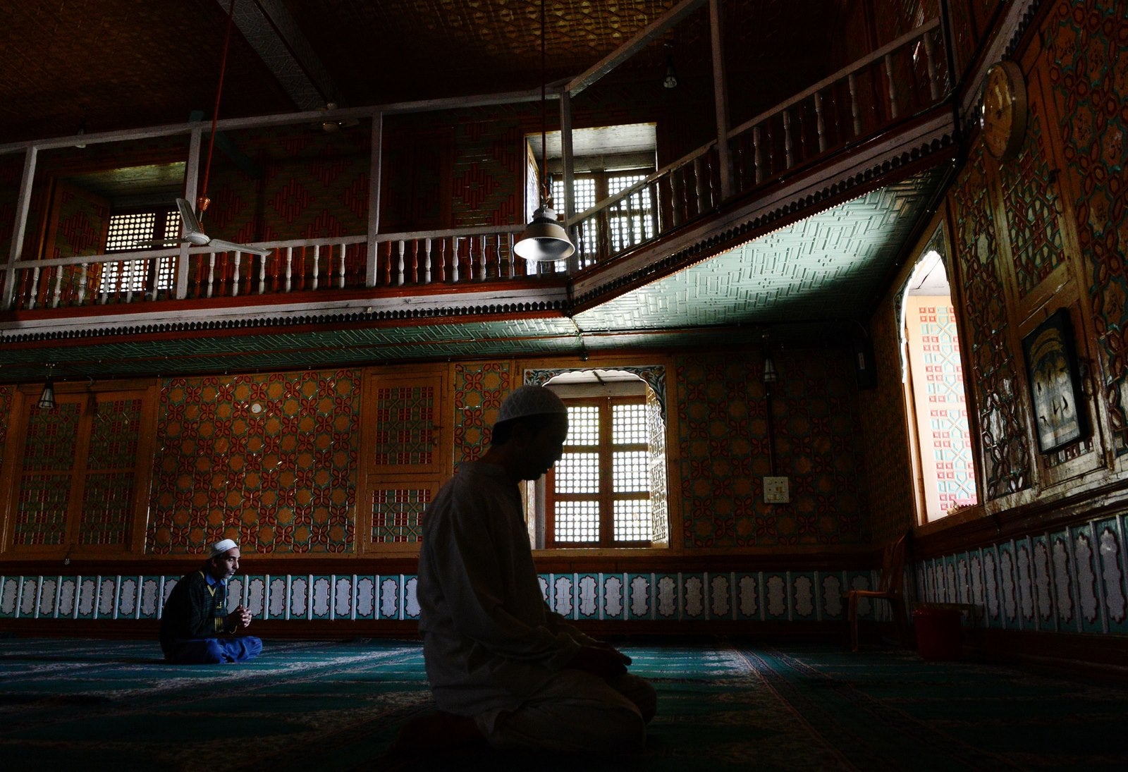 Un devoto Kashmiri ora en el Naqashband Sahib Santuario durante el mes sagrado del Ramadán en Srinagar.