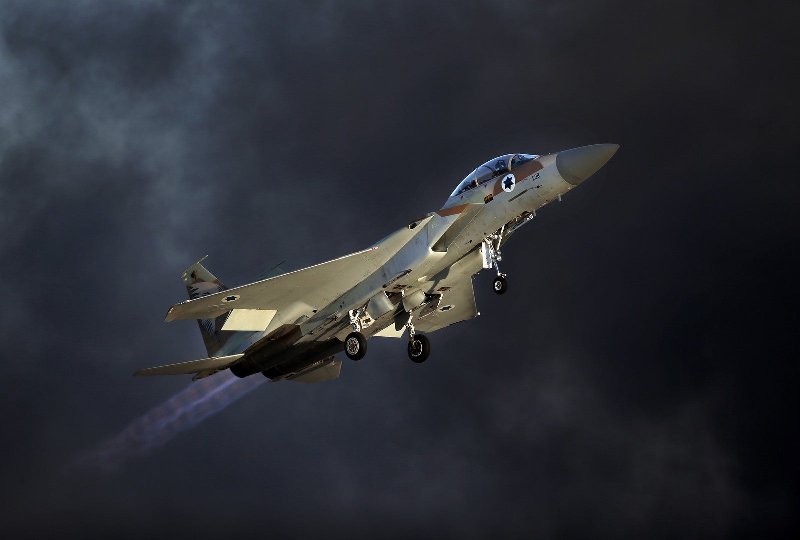 Un F-15 E avión de combate israelí, despega durante un espectáculo aéreo en el marco de la ceremonia de graduación de los pilotos israelíes en la base de la fuerza aérea Hatzerim en el desierto de Negev del sur, cerca de la ciudad de Beersheva.