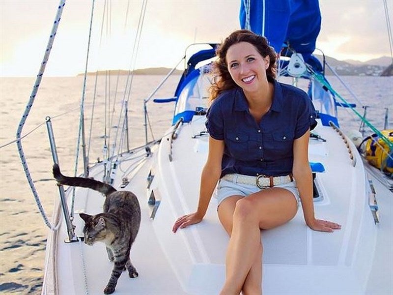 Dejan su monótona vida para recorrer el mundo en un barco con su gato