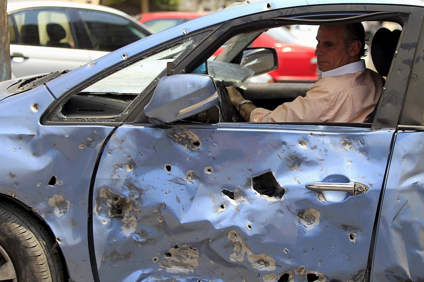 Un hombre mueve su coche dañado del lugar de un atentado con coche bomba contra el convoy del fiscal egipcio Hisham Barakat cerca de su casa en el barrio de Heliópolis, en El Cairo, Egipto.