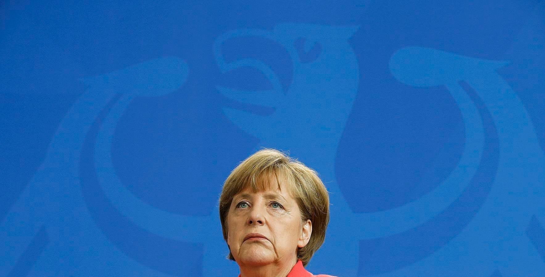 La canciller alemana, Angela Merkel, se dirige a los medios de comunicación después de una reunión de líderes de los partidos y los jefes de las facciones en la Cancillería en Berlín, Alemania.