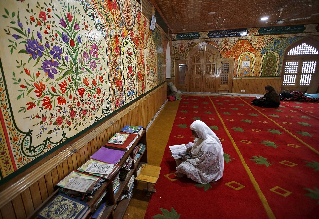 Las mujeres de Cachemira musulmanes leen el Corán dentro de una mezquita en el santuario de santo sufí Khawaja Naqashband durante el mes sagrado del Ramadán en Srinagar 29 de junio de 2015.