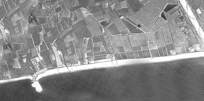 Salobreña. 1957. El delta del Guadalfeo estaba casi virgen en 1957. En la actualidad el ecosistema natural ha sido sustituido por una sucesión de urbanizaciones. El río no puede aportar arenas a su delta natural por lo que permite la entrada del mar y no podría contener avenidas en épocas de inundación.