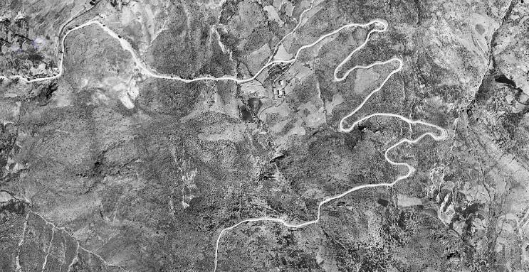 Dornajo. 1957. La imagen del Dornajo, en la subida a Sierra Nevada muestra el impacto del hombre con la nueva carretera, pero también como las repoblaciones de los sesenta y la naturalización llevada a cabo posteriormente han regenerado las cubiertas vegetales, que en esta zona estaban muy deterioradas. La estación de esquí no figura en las imágenes a las que la Junta de Andalucía permite el acceso.