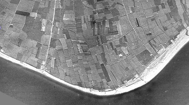 Playa Granada. 1957. Centenares de pequeños huertos cultivados, charcas y espacios de humedal, han dado paso a complejas urbanizaciones que ocupan la zona de poniente del litoral de Motril. Playa Granada es el ejemplo más claro de lo que ha ocurrido en una parte muy significativa de la costa granadina, donde había espacios naturales de alto valor ecológico, ahora hay edificaciones.