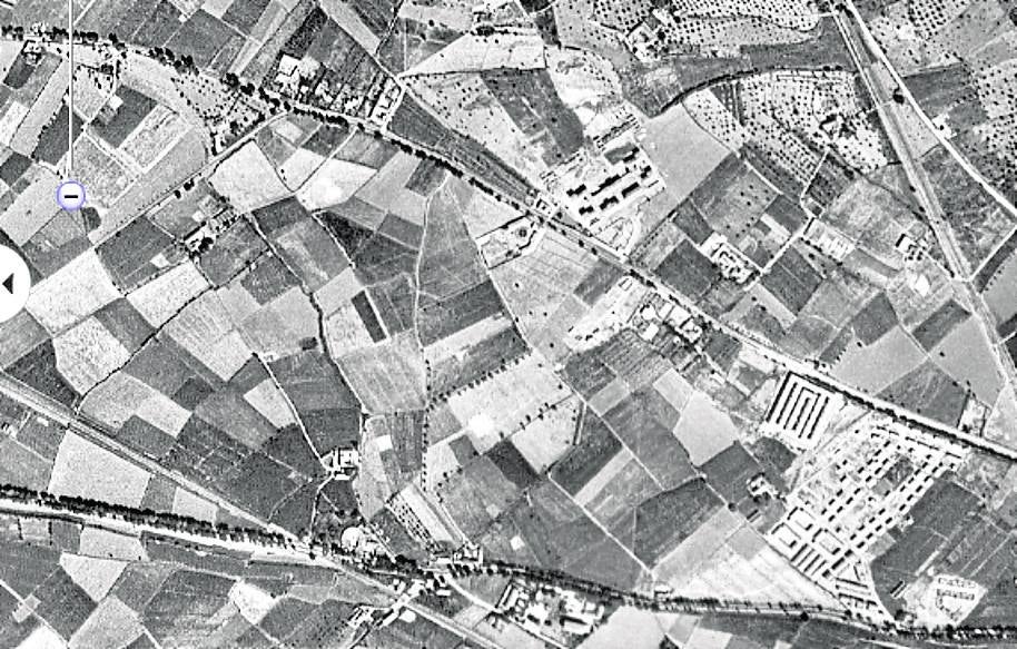 La Chana. 1957. La Vega de Granada experimenta el mayor retroceso en espacios cultivados y naturales de la provincia en favor de las áreas edificadas. La imagen de la Chana en 1956 muestra la evolución de un área urbana que forma parte de la capital y se entronca con los cascos urbanos de otros municipios del cinturón metropolitano. Es la evolución lógica alrededor de la gran urbe.